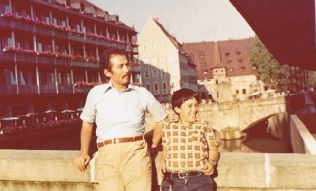 Ergin Günçe, oğlu Dadal ile. Nürnberg, Almanya, 1975..jpg