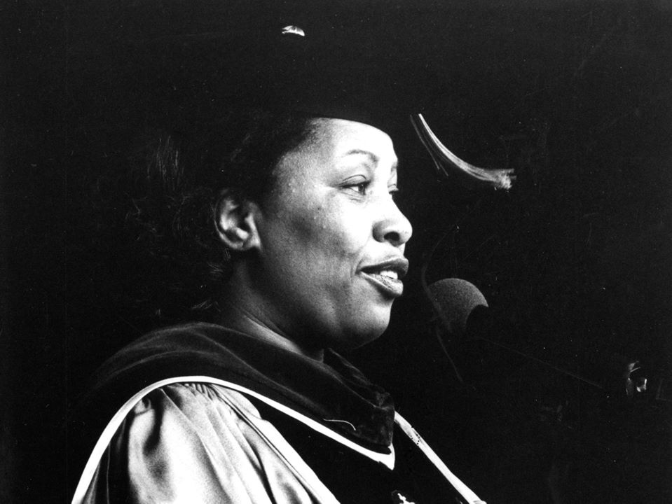 Toni Morrison, Barnard Kolej'de mezuniyet konuşması yapıyor, 1979