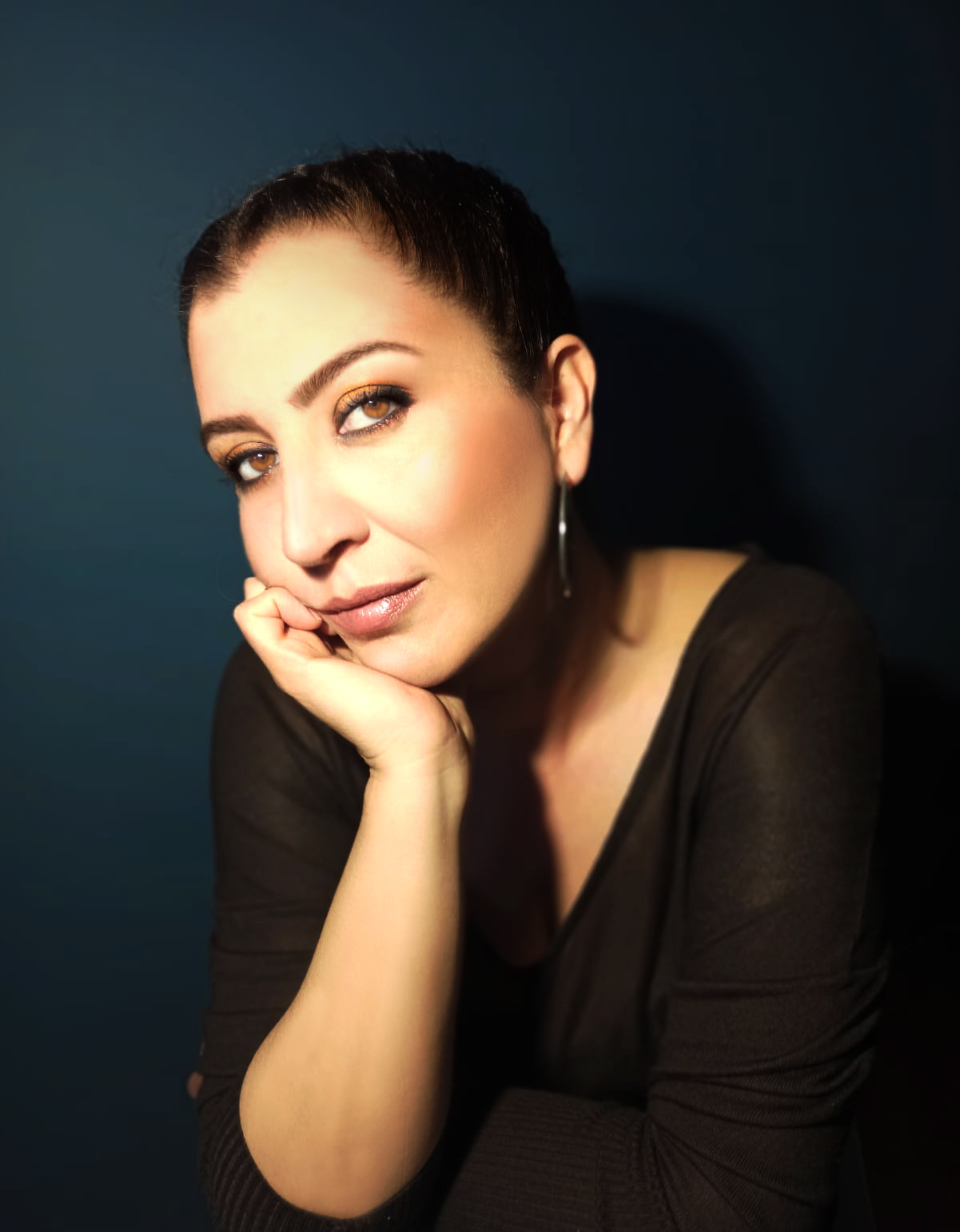Hande Inceoglu Hande Çiğdemoğlu’nun ilk öykü kitabı “Kâğıt Kesiği” çıktı - Parşömen